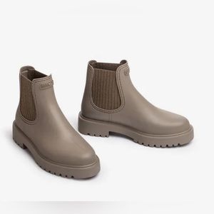 Brand new: Unisa Europe gray ‘super light’ Chelsea rain boots